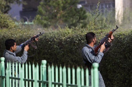 Taliban zaútoil na Kábul. Afghántí policisté v akci.