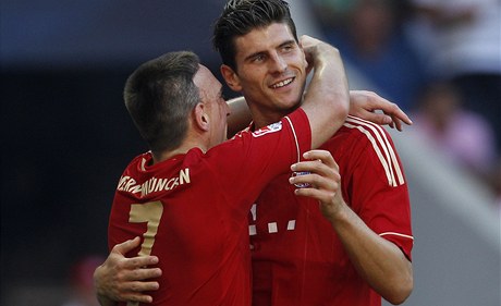 Bayern Mnichov (zleva Ribéry a Gómez).