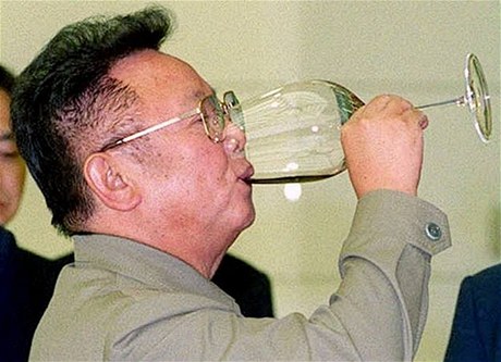 Kim ong-il, tajuplný a obávaný severokorejský diktátor, na snímku z roku 2000