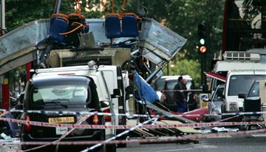 Dvoupatrov londnsk autobus s odtrenou stechou po vbuchu, kter jm otsla 7. ervence na nmst Tavistock.
