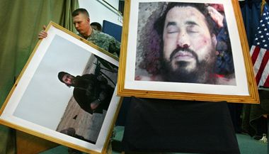 Amerit vojci ukzali portrt s mrtvm fem irck Al Kajdy Ab Ms Zarkvm.
