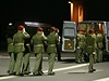 Vojáci nakládají rakve s hokejisty do pohebních aut