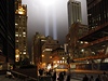 Dva svtelné sloupy pipomínají po deseti letech zkázu WTC