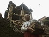 Sedmdesátiletá Subhadra Pathiová sbírá cihly ped svým zíceným domem v Bhaktapuru nedaleko Káthmándú. 