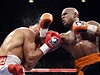 Boxer Floyd Mayweather posílá k zemi Victora Ortize v boji o titul mistra světa organizace WBC 