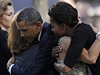 Manelé Obamovi objímají pozstalé