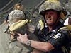11. záí 2001. Lidé v zapráených ulicích ped troskami WTC