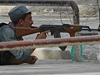 Taliban zaútoil na Kábul. Afghánský policista zaujímá pozici.