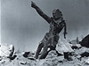 Jeden ze dvou snímk Stanislava Marála z následk bombardování, u nich lze pedpokládat, e byly naaranovány.