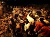 lenové nepálské armády se shromádili kolem auta znieného silným zemtesením.,