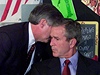 Památný snímek. éf Bushovy kanceláe Andy Card eptá prezidentovi: Zaútoili na nás
