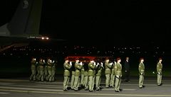 �estná strá� s rakvemi �eských hokejist� 