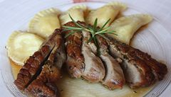 Kachní steak na tymiánu raviolky pln�né kysaným zelím