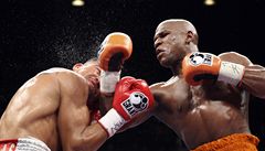 Boxer Floyd Mayweather posílá k zemi Victora Ortize v boji o titul mistra svta organizace WBC 