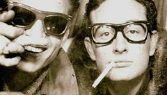 Beatles, Rolling Stones, Bob Dylan, Bruce Springsteen, Elton John... Ti všichni vděčí za prvotní impulz nenápadnému mladíkovi s velikými brýlemi, kterému bylo v době jeho tragické smrti teprve dvaadvacet! Buddy Holly na snímku vpravo.  | na serveru Lidovky.cz | aktuální zprávy