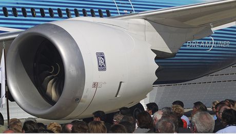 Dvoumotorov letoun je z velk sti vyroben z karbonovch vlken a dalch kompozitnch materil msto hlinku
