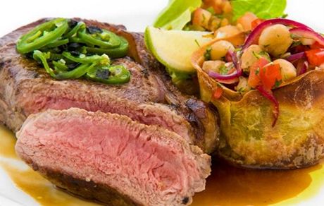 Uruguayský Striploin steak s chutney z uzených rajátek, Garbanzo salátem a jalapenos krustou