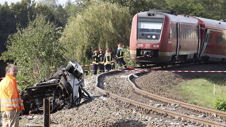 Pi sráce vlaku a automobilu byly zranny desítky lidí. 