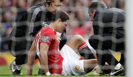 Javier Hernández z Manchesteru United po tvrdém zákroku Ashleyho Colea z Chelsea
