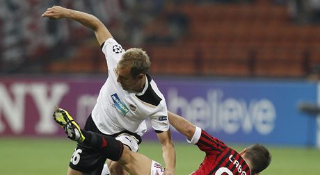 AC Milán - Plze, plzeský Daniel Kolá v souboji s Antoniem Cassanem