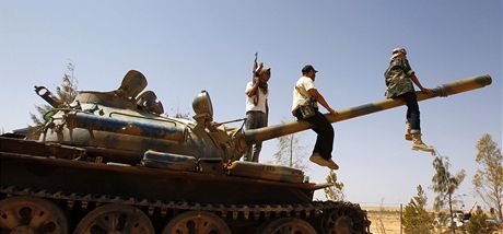 Libyjtí rebelové na tanku 