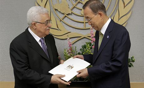 palestinský prezident Mahmúd Abbás pedává ádost o pijetí do OSN jejímu tajemníkovi Pan Ki-Munovi.