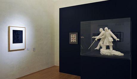 Umní místo suvenýr. V perestrojkovém Rusku Riese získal sochu a kresbu Griy Bruskina (vpravo), v Americe si koupil Warhola. 