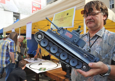 Jiří Hrbáček z Pedagogické fakulty Masarykovy univerzity předvádí na vědeckém festivalu modely tanku a auta řízené přes počítač (archivní foto)