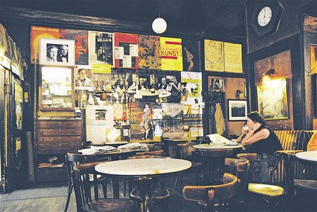Kavárna Hawelka je magnetem na turisty. Rodinný podnik je vytapetovaný plakáty divadelních premiér