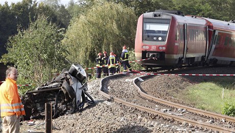 Pi sráce vlaku a automobilu byly zranny desítky lidí. 