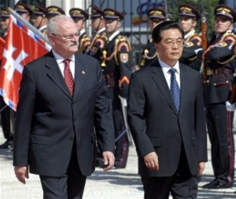 ínský prezident Chu in-tchao a Ivan Gaparovi v roce 2009. 