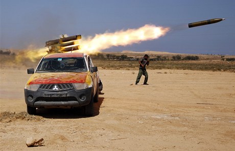 Libyjtí povstalci pronikli do Kaddáfího rodné Syrty