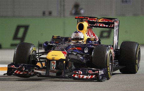 Lídr F1 Sebastian Vettel při druhém pátečním tréninku před VC Singapuru