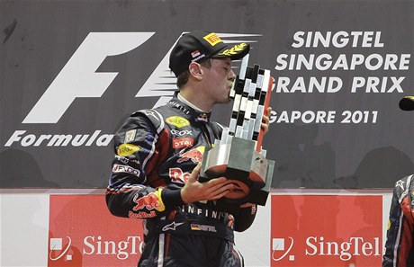 Sebastian Vettel (vpředu), vítěz VC Singapuru a lídr F1