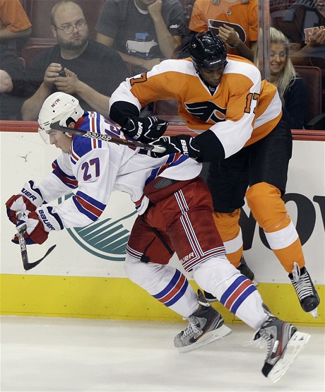 Útoník Philadelphie Flyers Wayne Simmonds (vpravo) v zápase s New York Rangers