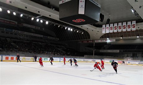 Trénink hokejist New York Rangers ped pípravným zápasem s praskou Spartou