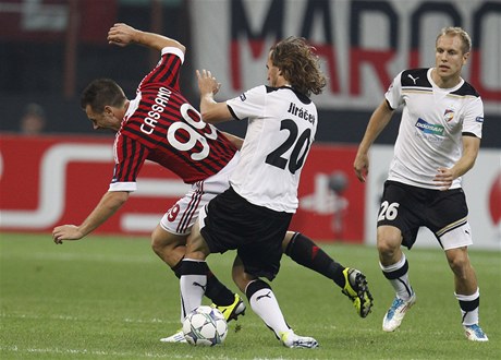 AC Milán - Plze, plzeský Petr Jiráek a Daniel Kolá v souboji s Antoniem Cassanem
