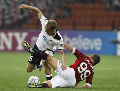 AC Milán - Plze, plzeský Daniel Kolá v souboji s Antoniem Cassanem