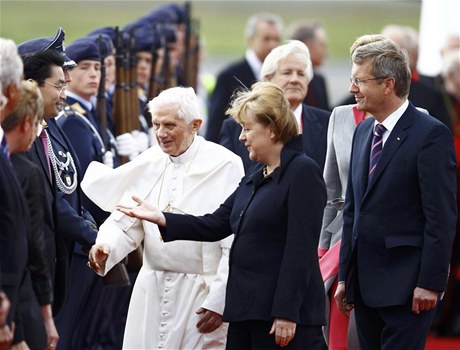 Na letiti bylo vtrno. Pape s Angelou Merkelovou