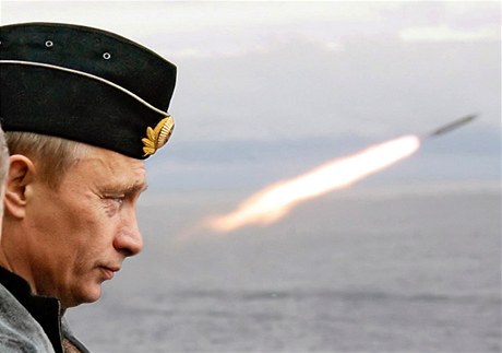 Vladimir Putin na palub kiníku Petr Veliký bhem námoního cviení.