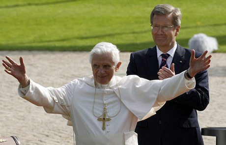 Papež Benedict XVI během vítací ceremonie v  Berlíně. Vedle něj stojí prezident Wulff. 