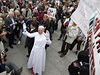 Protestující umlec Wolfram P. Kastner se snaí poukázat na spojení Vatikánu a Tetí íe