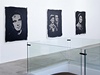 Výtvarník Roman Týc zahájí 27. záí veer v galerii Dvorak Sec Contemporary v Praze výstavu obraz, které vytvoil z popela zesnulých.