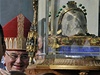 Arcibiskup Dominik Duka doprovází ostatky sv. Václava.