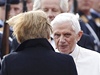 Pape se zdraví s kanclékou Merkelevou, vpravo prezident Wulff, vlevo jeho ena Bettina