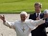 Pape Benedict XVI bhem vítací ceremonie v  Berlín. Vedle nj stojí prezident Wulff. 