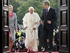 Pape s prezidentem Wulffem a jeho enou po ceremoniích pi návtv v Berlín