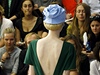 Modelka pedvádjící novou kolekci na Fashion Week v Milán.
