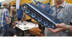 Jií Hrbáek z Pedagogické fakulty Masarykovy univerzity pedvádí na vdeckém festivalu modely tanku a auta ízené pes poíta (archivní foto)