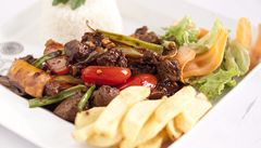 Lomo Saltado. Marinované kousky pravé hov�zí sví�kové, flambované pravým peruánským Piscem, jsou osma�ené typickým �ínským zp�sobem, zvaným "stir-fry".